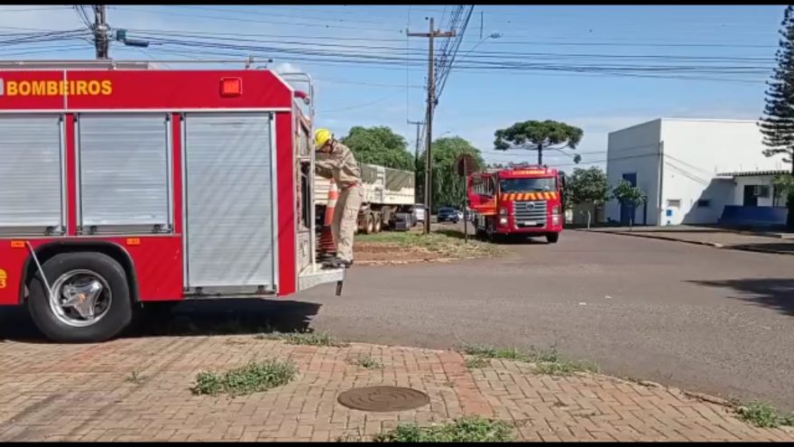 Com contratura na região lombar, mulher fica presa em estrutura de três metros e precisa ser resgata pelo Corpo de Bombeiros e Samu