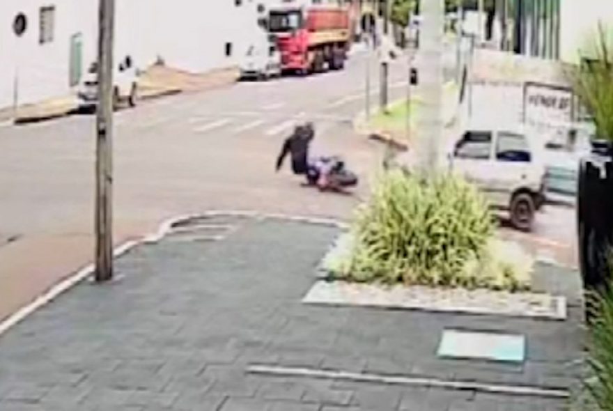 Vídeos mostram motorista fugindo após se envolver em colisão no Bairro Neva