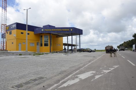 Foragido da justiça e suspeito de receptação são detidos pela PRF em Igarassu Imagem referente a Foragido da justiça e suspeito de receptação são detidos pela PRF em Igarassu