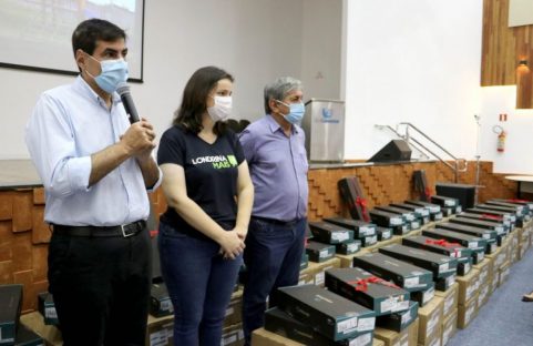 Imagem referente a Prefeitura de Londrina entrega 335 computadores para escolas municipais e CMEIs