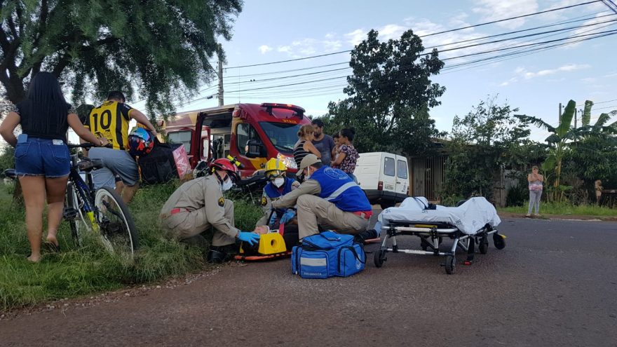 Jovem fica ferido após colisão entre motocicleta e Fiorino