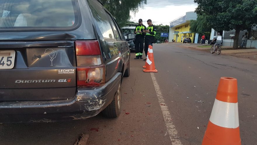 Motociclista e garupa ficam feridos após colisão com carro estacionado