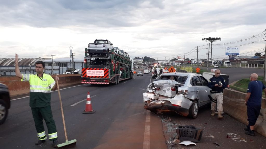 Forte colisão envolvendo três veículos é registrada no Trevo Cataratas