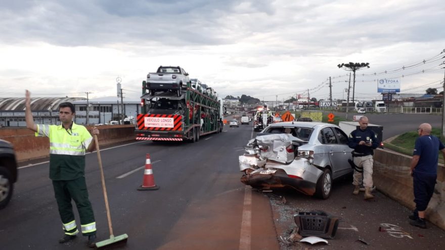 Forte colisão envolvendo três veículos é registrada no Trevo Cataratas