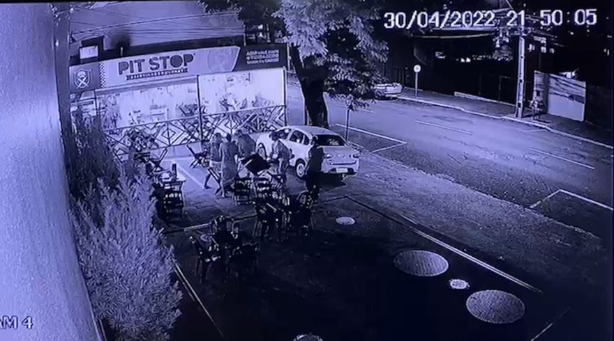 Novas imagens: Veja homem nu chegando em lanchonete e atacando clientes no Centro de Cascavel