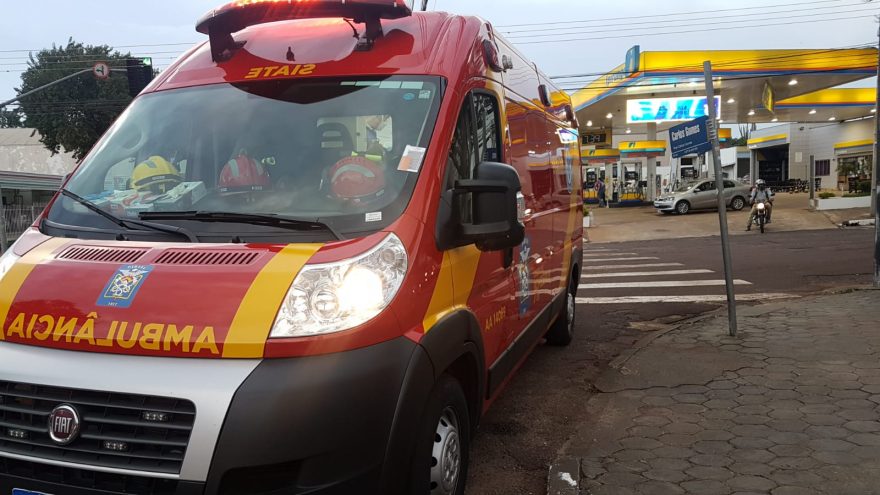Mulher sofre contusão ao colidir bicicleta contra moto estacionada