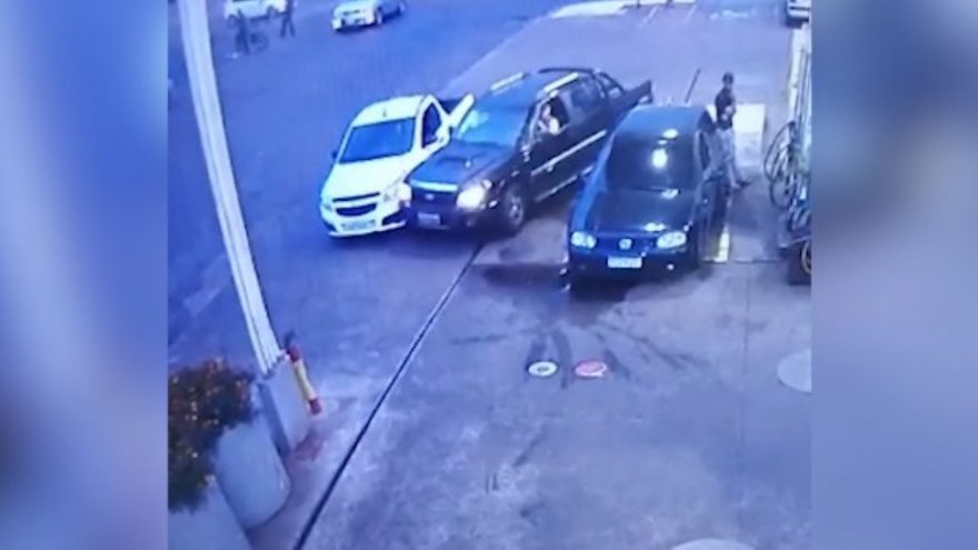 Caminhonete S-10 colide com Montana estacionada em posto de combustível; veja imagens