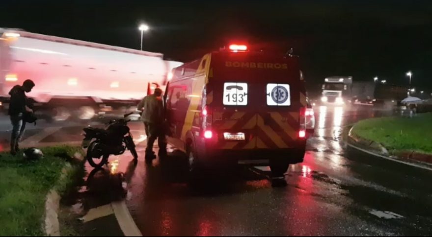 Ciclista fica ferido em colisão de trânsito no Trevo do Guarujá