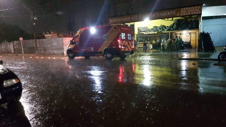Por conta da chuva, jovem fica ferido ao cair de moto da Avenida Tito Muffato