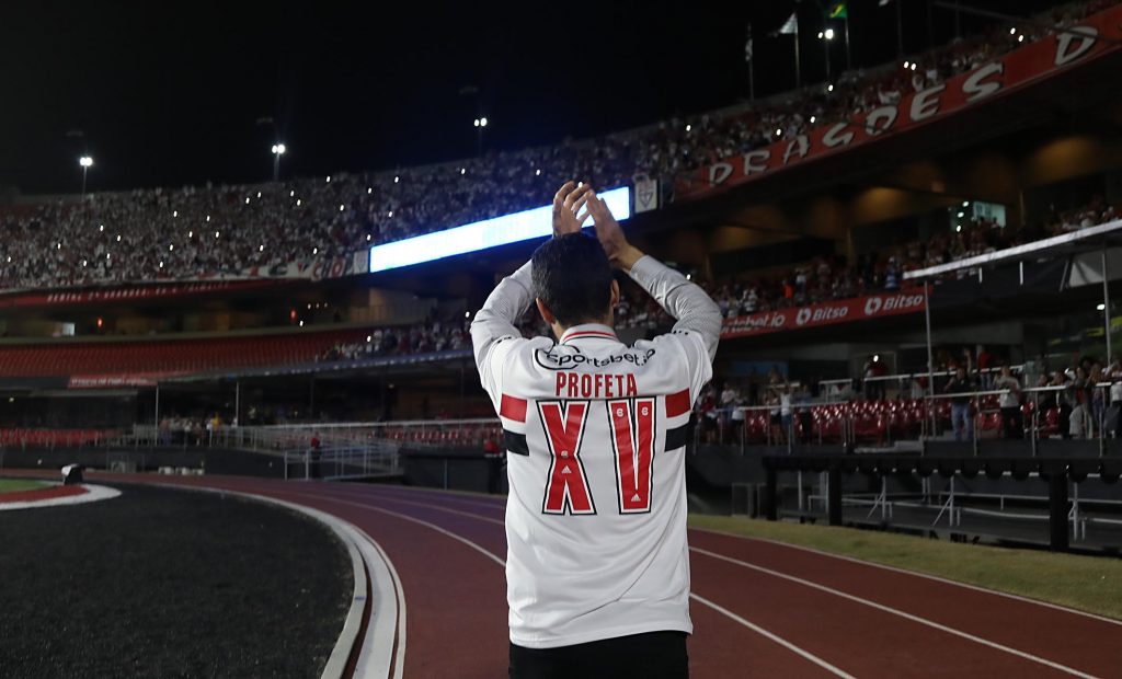 Profeta é homenageado e ovacionado no Morumbi