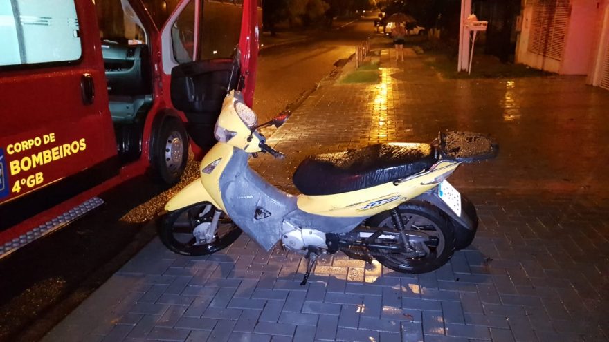 Homem sofre fratura e laceração na mão ao colidir moto contra ônibus estacionado