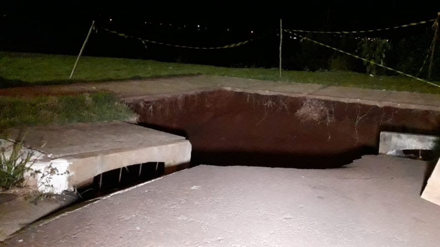 Cratera em cruzamento no Riviera preocupa moradores