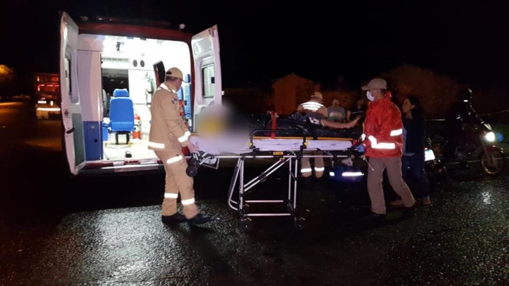 Colisão entre carro e moto deixa motociclista ferido; condutor do carro se evadiu