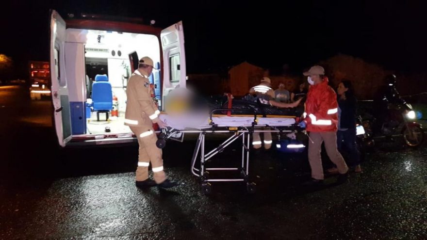 Colisão entre carro e moto deixa motociclista ferido; condutor do carro se evadiu