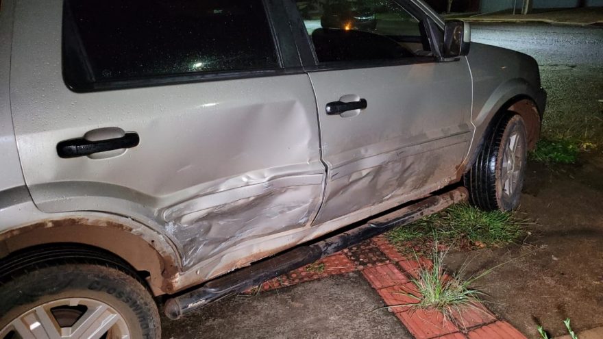 Colisão de trânsito no Brasília deixa veículos danificados; frente do Civic ficou destruída