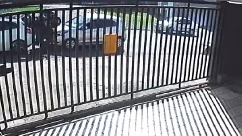 Veja imagens: Motociclista é prensado em colisão envolvendo três veículos