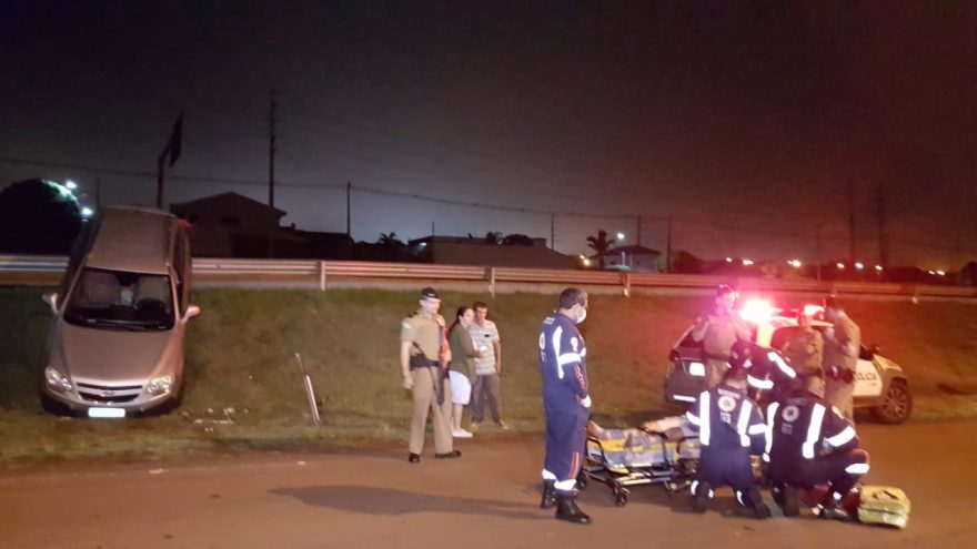 Sob efeito de substâncias químicas, homem acerta guard rail de ré na PRc-467, entra em surto e sobe em telhados