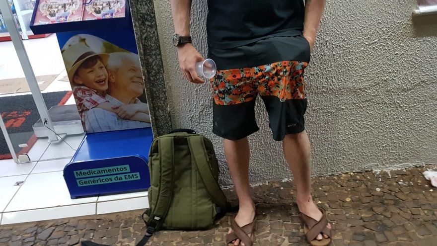 Rapaz é agredido e tem celular roubado no Centro