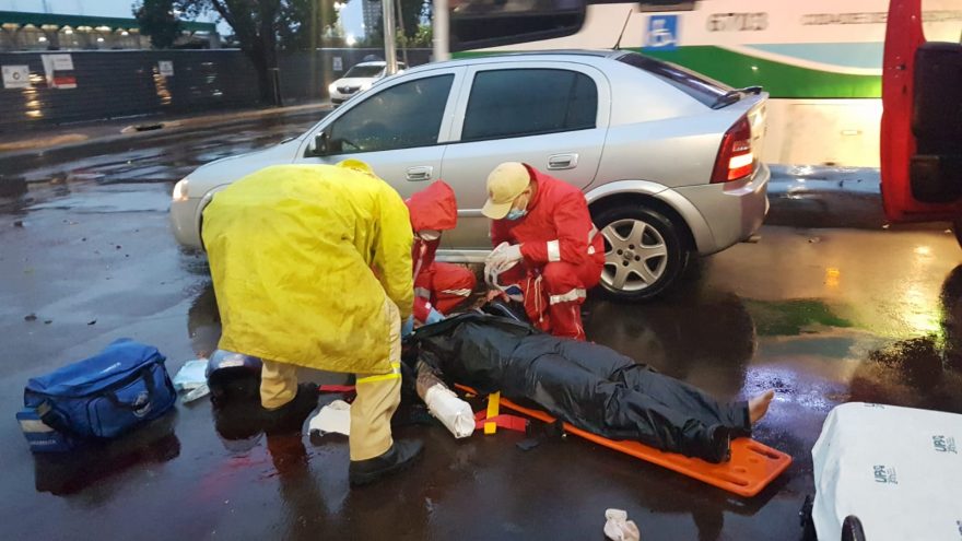 Mulher tem lesões graves após se envolver em colisão com Táxi