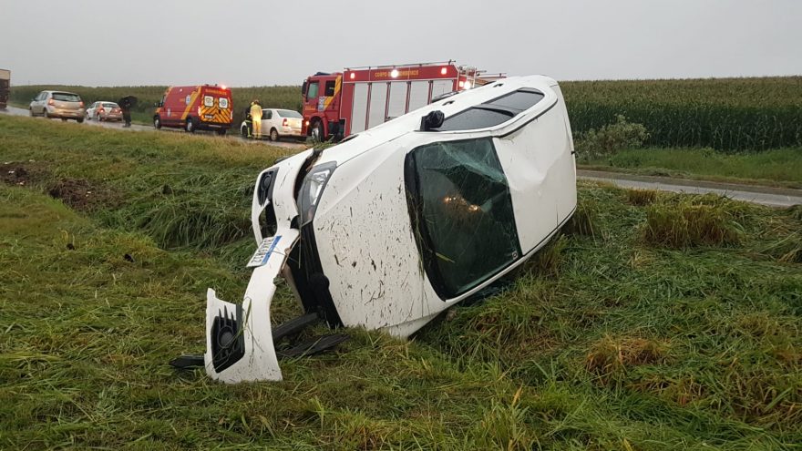 Voyage capota na rodovia BR-467 e Corpo de Bombeiros é acionado