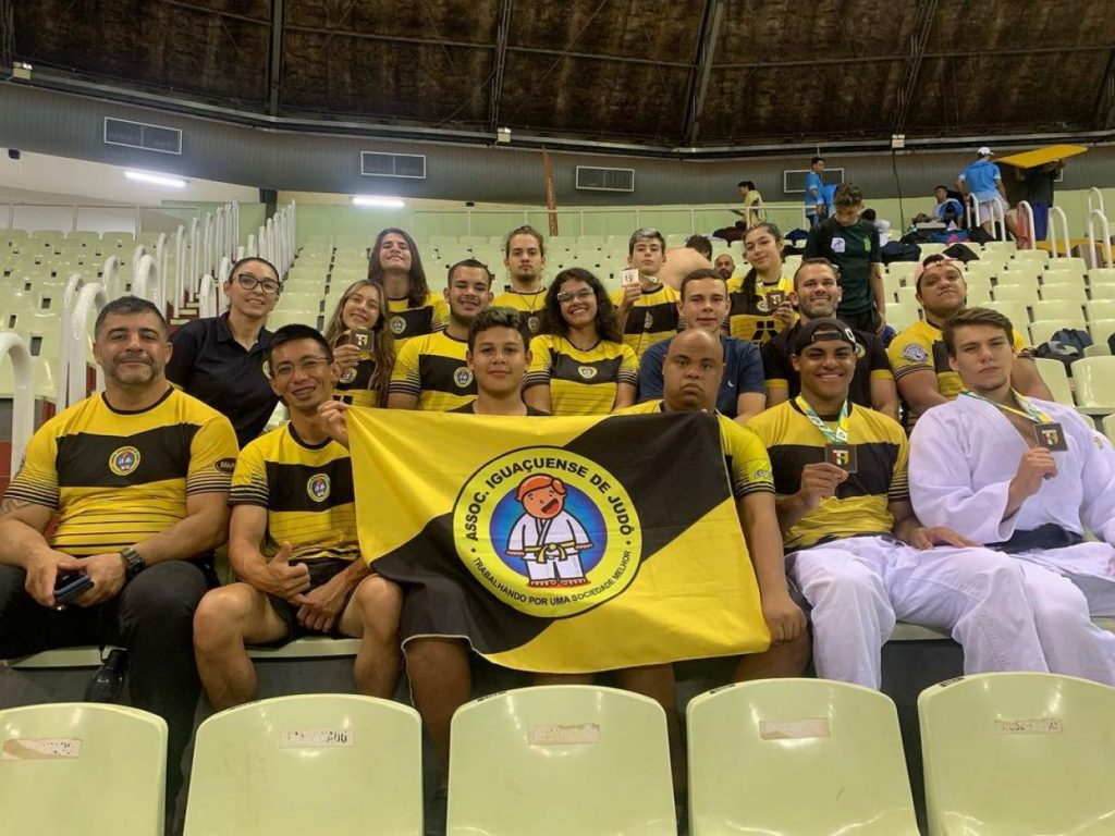 Judocas iguaçuenses retornam de campeonato estadual com 24 medalhas conquistadas