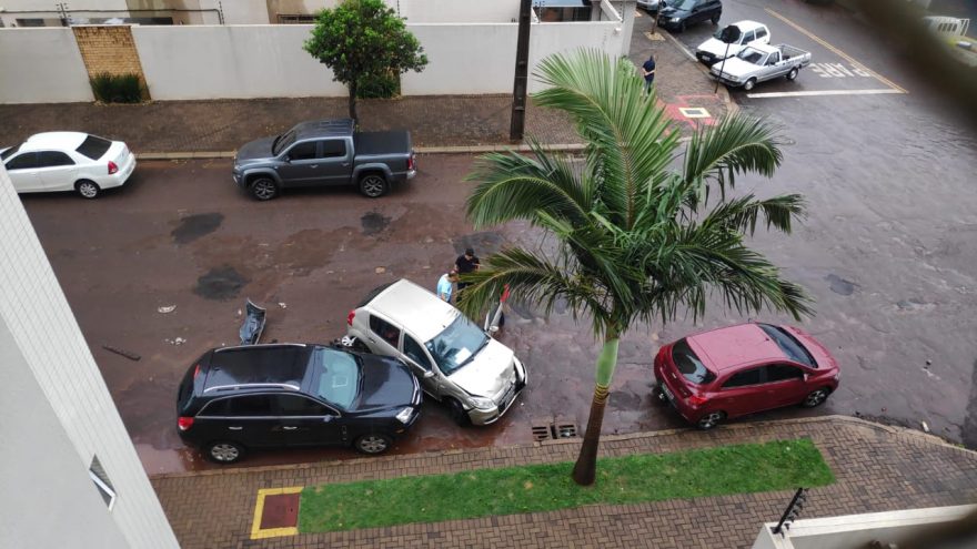 Quatro carros se envolvem em colisão na Rua Paraná, no São Cristóvão