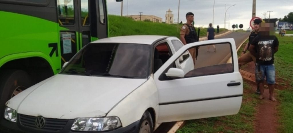 Medianeira: PM prende motorista que dirigia na contramão e colidiu em ônibus