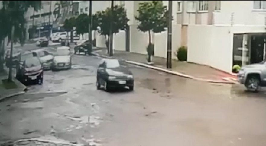 Vídeo mostra colisão entre quatro carros na Rua Paraná, em Cascavel