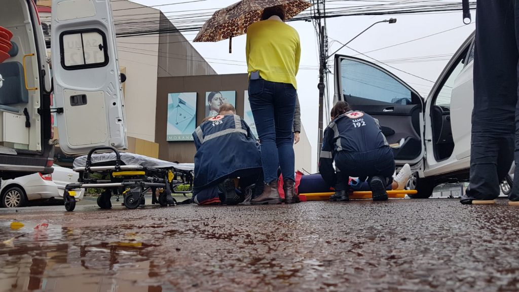 Carros colidem no centro, mulher passa mal e Samu é acionado