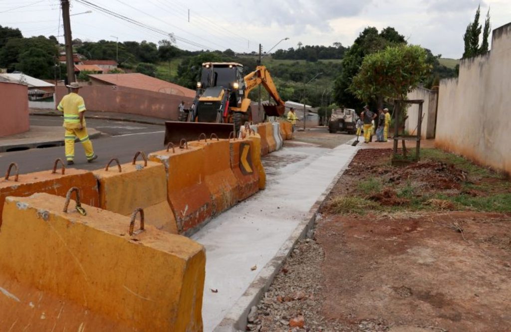 Secretaria de Obras recupera asfalto da Avenida Waldir de Azevedo na região norte