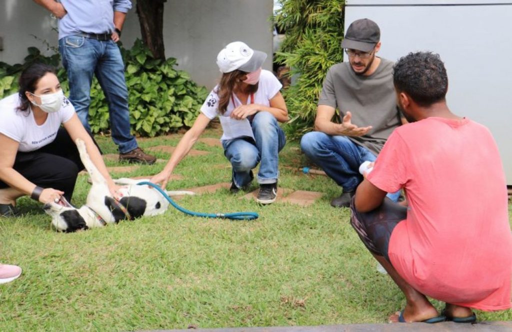 Prefeitura orienta pessoas em situação de rua sobre cuidados com animais de estimação