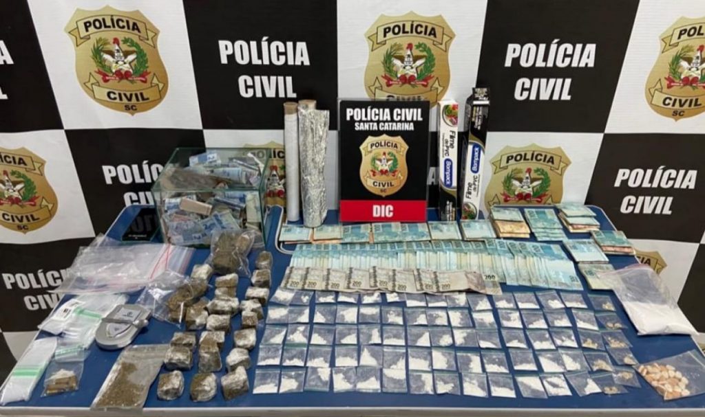 Polícia Civil apreende drogas e dinheiro e realiza prisão em flagrante em Tubarão