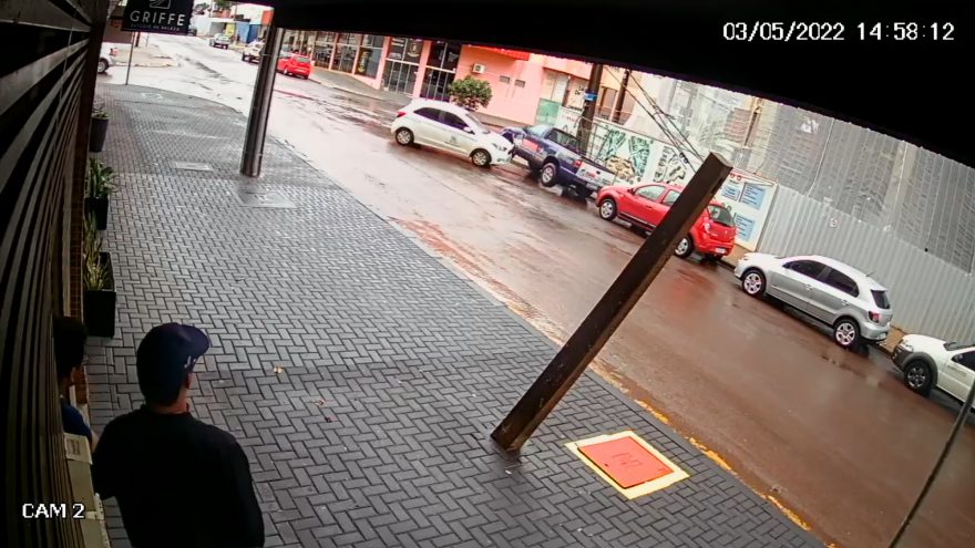 Vídeo mostra carro da Câmara sendo atingido por Sandero e batendo contra caminhonete estacionada