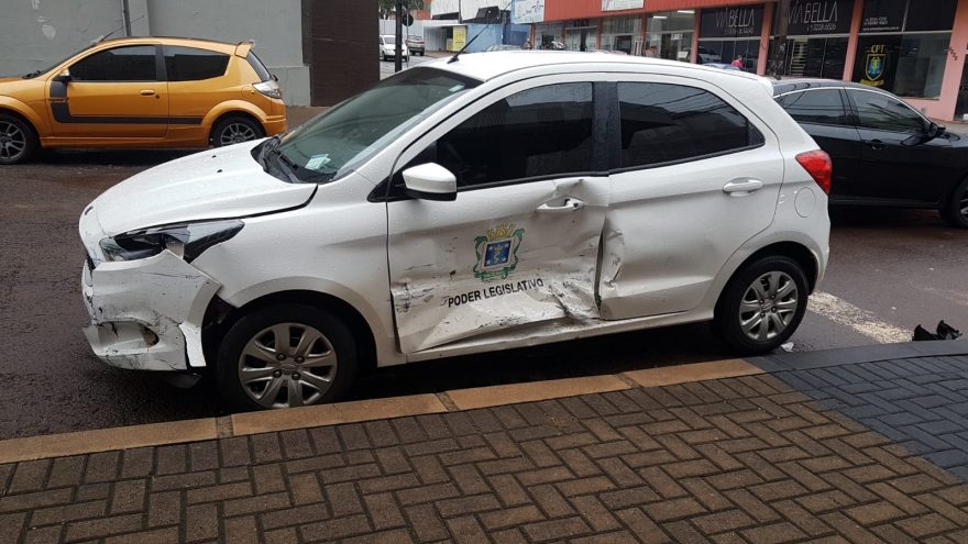 Carro da Câmara de Vereadores se envolve em acidente no Coqueiral