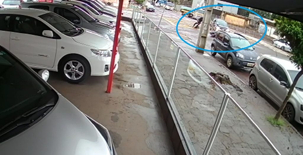 Câmera flagra grave acidente entre carro e moto no Centro