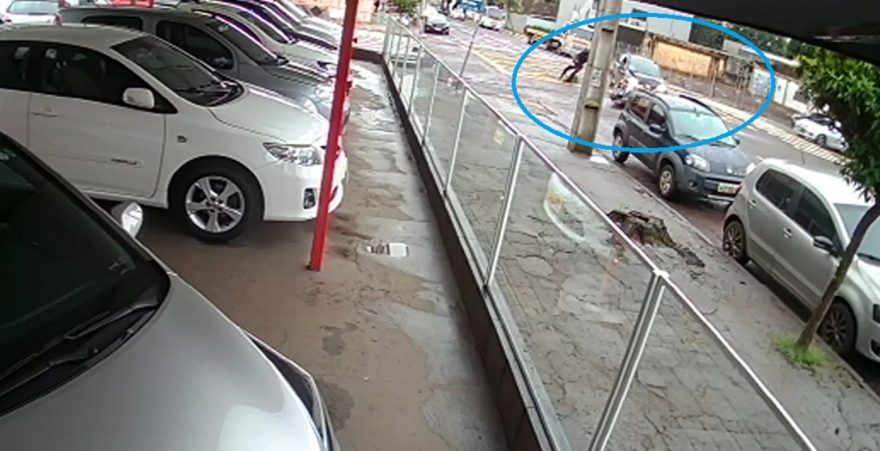 Câmera flagra grave acidente entre carro e moto no Centro
