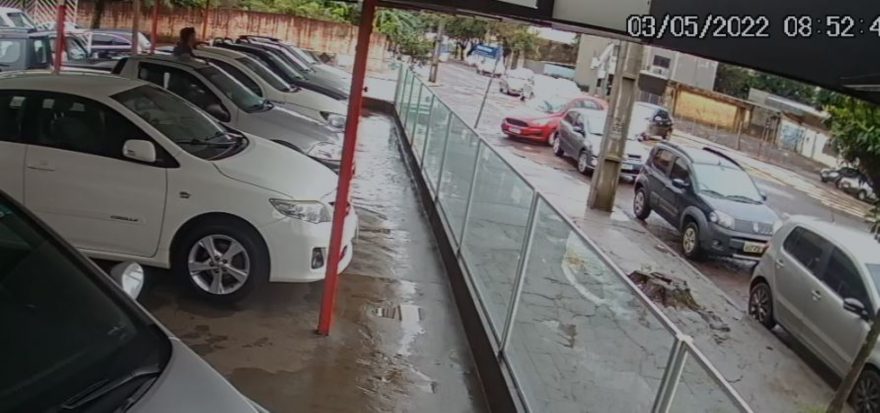 Câmera registra duas colisões no mesmo cruzamento nesta terça-feira (03)