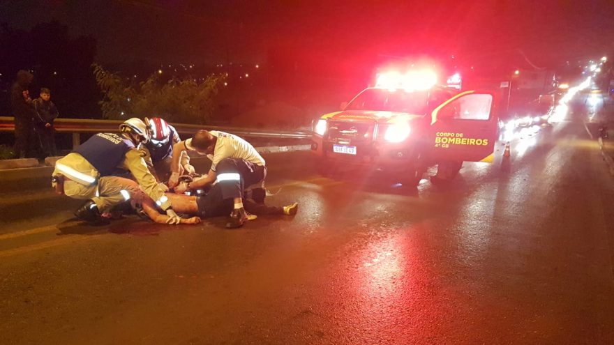 Homem fica em estado grave após ser atropelado por moto na Avenida Piquiri