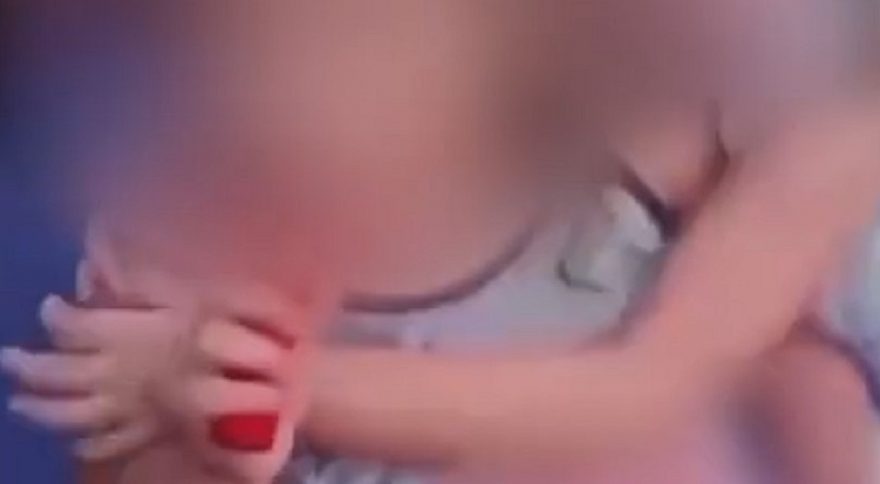 Mãe de criança de três anos que fumava cigarro eletrônico presta depoimento à polícia
