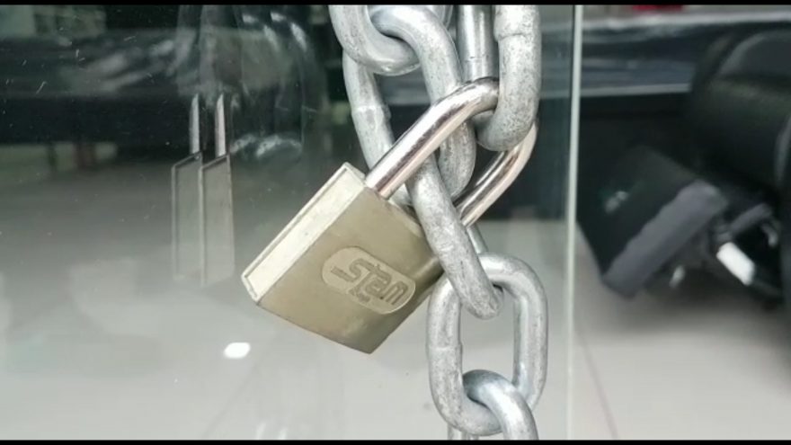 Ladrões arrombam empresa no Centro e furtam celular e notebook