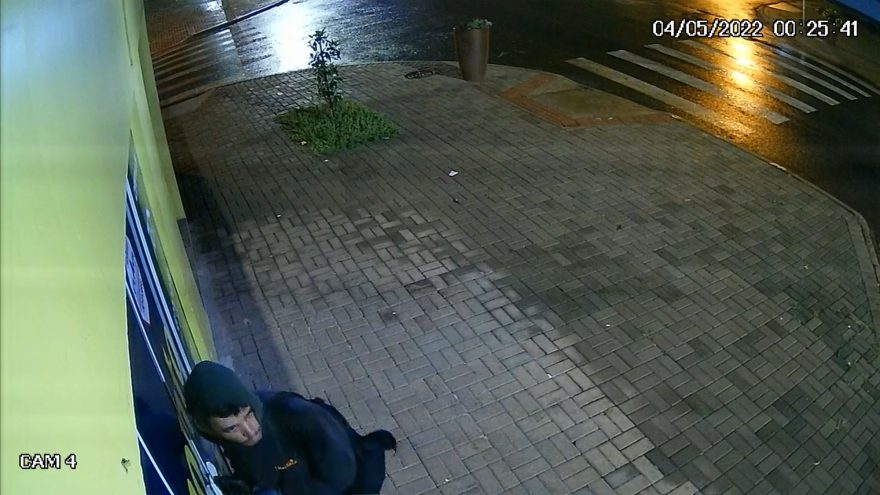 Empresário divulga imagens de tentativa de arrombamento e faz alerta a comerciantes: “Só não conseguiu porque disparou o alarme”