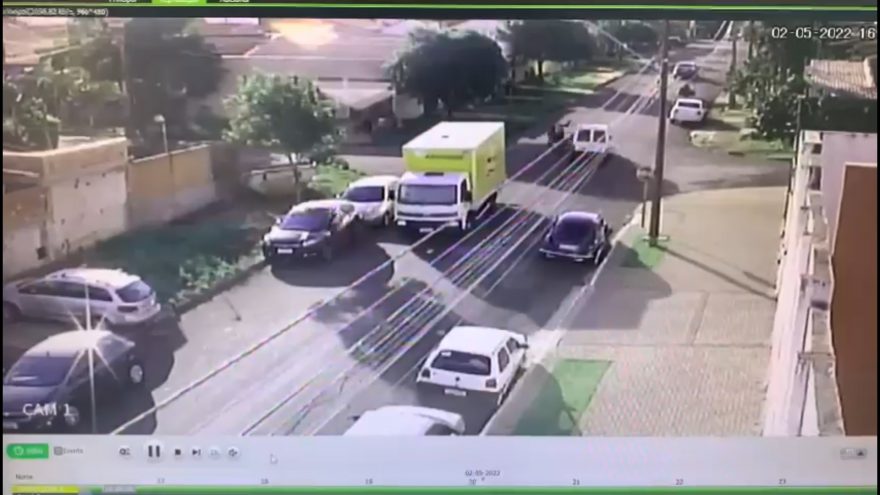 Vídeo mostra forte colisão entre Fiorino e moto no Jardim Veneza