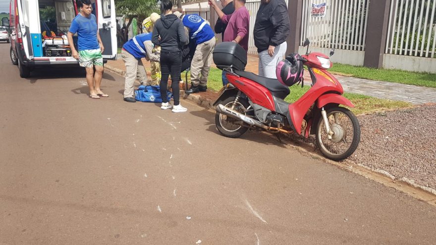Ao desviar de cão, motociclista cai e fica ferida na Av. Comil