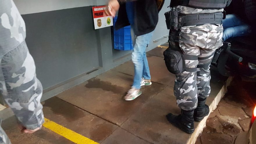 Homens são detidos com 53 tabletes de maconha dentro de Celta em Cascavel