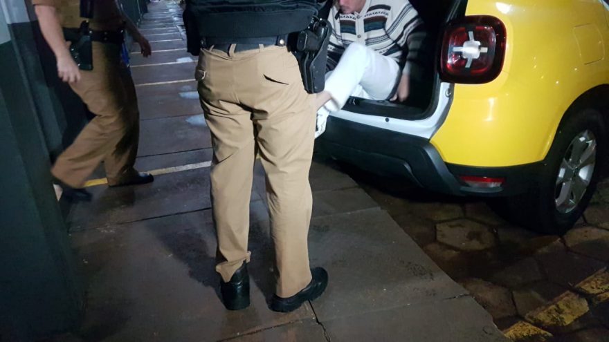 Homem é detido após agredir o próprio pai, um idoso de 75 anos