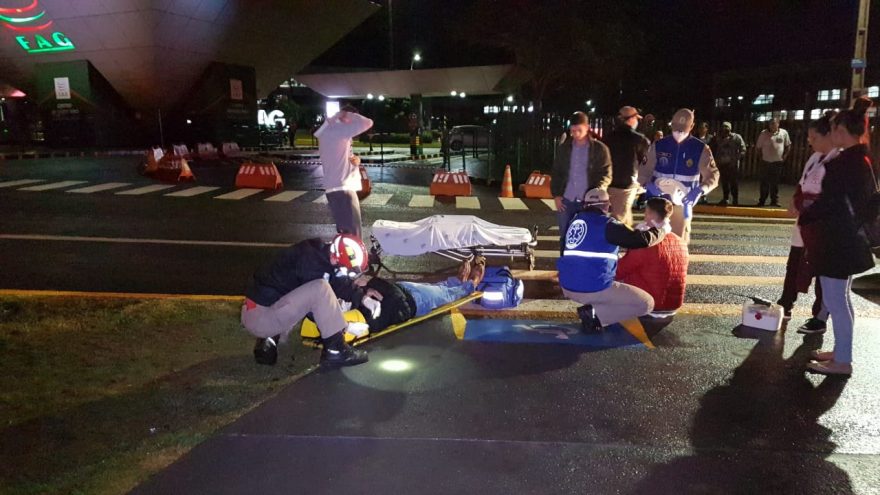 Dois jovens são atropelados por caminhonete em rotatória na Av. das Torres