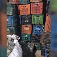 Imagem referente a Choque encontra empresa com caixas plásticas furtadas do Ceasa; Itens eram derretidos para fabricação de pregadores