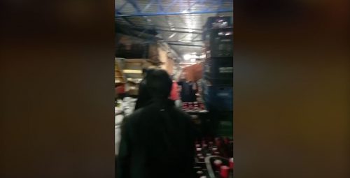 Veja a ação da polícia dentro barracão em que foram recuperadas centenas de caixas furtadas do Ceasa