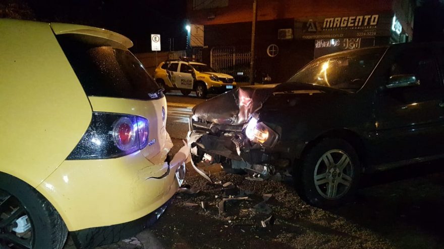 Após flagrar ex-companheira em outro veículo, indivíduo provoca acidente no Centro