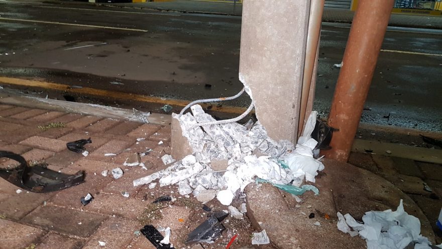Semáforo e poste são danificados após acidente de trânsito no Centro; sinalização está em amarelo intermitente